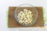 Фото приготовления рецепта: Салат с курицей, виноградом, яблоками и орехами - шаг №4