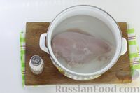 Фото приготовления рецепта: Салат из запечённой свёклы, с курицей, грецкими орехами и чесноком - шаг №3