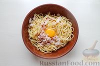 Фото приготовления рецепта: "Гнёзда" из спагетти с беконом и сыром (в духовке) - шаг №4