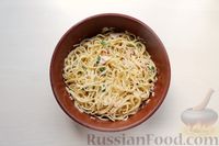 Фото приготовления рецепта: "Гнёзда" из спагетти с беконом и сыром (в духовке) - шаг №9