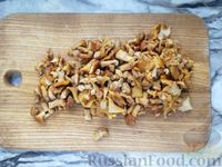 Фото приготовления рецепта: Жареные картофельные пирожки с лесными грибами - шаг №6