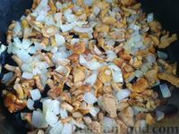 Фото приготовления рецепта: Жареные картофельные пирожки с лесными грибами - шаг №8
