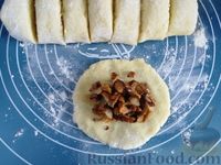 Фото приготовления рецепта: Жареные картофельные пирожки с лесными грибами - шаг №15