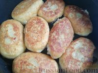 Фото приготовления рецепта: Жареные картофельные пирожки с лесными грибами - шаг №18