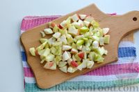 Фото приготовления рецепта: Шарлотка на сметане, с яблоками и миндальными лепестками - шаг №3
