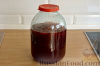 Фото приготовления рецепта: Домашняя настойка из клюквы с мёдом и мятой - шаг №7