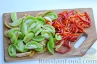 Фото приготовления рецепта: Зелёные помидоры по-корейски, маринованные с морковью и болгарским перцем - шаг №2