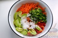 Фото приготовления рецепта: Зелёные помидоры по-корейски, маринованные с морковью и болгарским перцем - шаг №4