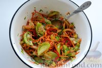 Фото приготовления рецепта: Зелёные помидоры по-корейски, маринованные с морковью и болгарским перцем - шаг №7