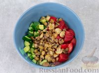 Фото приготовления рецепта: Греческий салат с шампиньонами - шаг №5