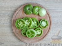 Фото приготовления рецепта: Яичница-глазунья с зелёными помидорами - шаг №2