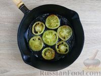 Фото приготовления рецепта: Яичница-глазунья с зелёными помидорами - шаг №4