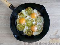 Фото приготовления рецепта: Яичница-глазунья с зелёными помидорами - шаг №5