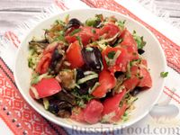 Фото к рецепту: Салат c жареными баклажанами, помидорами, огурцами и зеленью