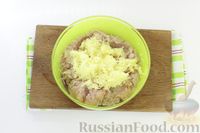 Фото приготовления рецепта: Куриные котлеты с картофелем и свёклой - шаг №5