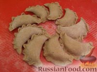 Фото приготовления рецепта: Ржаные вареники с картошкой и пряными травами - шаг №8
