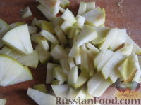 Фото приготовления рецепта: Салат из крабовых палочек с яблоками и сухариками - шаг №7