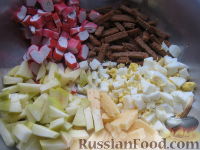 Фото приготовления рецепта: Салат из крабовых палочек с яблоками и сухариками - шаг №8