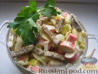 Фото приготовления рецепта: Салат из крабовых палочек с яблоками и сухариками - шаг №9