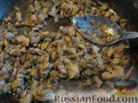 Фото приготовления рецепта: Куриные оладьи с грибами и сыром - шаг №5