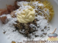 Фото приготовления рецепта: Куриные оладьи с грибами и сыром - шаг №6