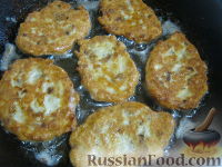 Фото приготовления рецепта: Куриные оладьи с грибами и сыром - шаг №9