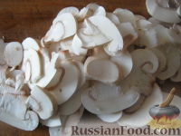 Фото приготовления рецепта: Солянка с капустой, грибами и консервированной рыбой - шаг №3