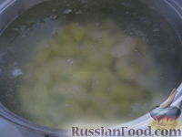 Фото приготовления рецепта: Солянка с капустой, грибами и консервированной рыбой - шаг №4