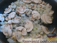 Фото приготовления рецепта: Солянка с капустой, грибами и консервированной рыбой - шаг №9