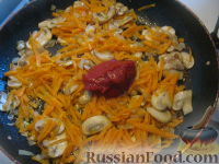 Фото приготовления рецепта: Солянка с капустой, грибами и консервированной рыбой - шаг №11