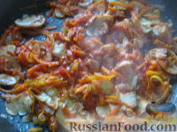 Фото приготовления рецепта: Солянка с капустой, грибами и консервированной рыбой - шаг №12