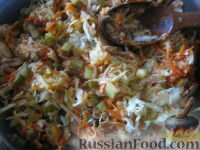 Фото приготовления рецепта: Солянка с капустой, грибами и консервированной рыбой - шаг №14