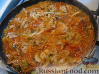 Фото приготовления рецепта: Солянка с капустой, грибами и консервированной рыбой - шаг №15