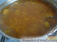 Фото приготовления рецепта: Солянка с капустой, грибами и консервированной рыбой - шаг №17