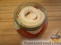 Фото приготовления рецепта: Киш с копчёной скумбрией, зелёным луком и перцем чили - шаг №13