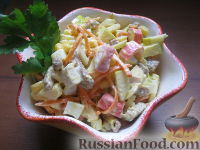 Фото к рецепту: Салат с курицей и крабовыми палочками