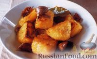 Фото к рецепту: Картофель, жаренный в духовке с чесноком