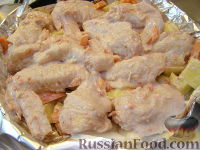 Фото приготовления рецепта: Куриные крылья, запеченные с овощами - шаг №7