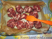 Фото приготовления рецепта: Куриные бёдрышки, запечённые в лаваше - шаг №11