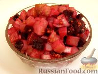 Фото приготовления рецепта: Салат "Зимний" с селедкой и яблоком - шаг №7