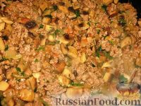 Фото приготовления рецепта: Гречневая каша с молотым мясом и грибами - шаг №3