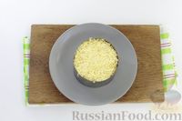 Фото приготовления рецепта: Слоёный салат со свёклой, яйцами и сыром - шаг №7