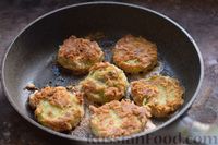 Фото приготовления рецепта: Жареные зелёные помидоры в сырной панировке - шаг №8