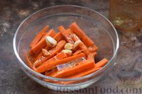 Фото приготовления рецепта: Морковь, запечённая с пряным медовым маринадом и чесноком - шаг №6