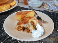 Фото приготовления рецепта: Жареные картофельные пирожки с лесными грибами - шаг №23