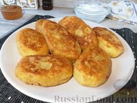 Фото приготовления рецепта: Жареные картофельные пирожки с лесными грибами - шаг №22