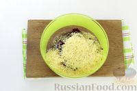 Фото приготовления рецепта: Закусочные шарики из свёклы с сельдью, сыром и яйцами - шаг №4