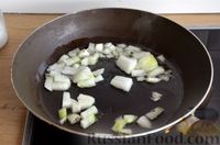 Фото приготовления рецепта: Куриные отбивные, запечённые с грибами, картофелем и сыром - шаг №7