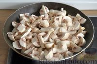 Фото приготовления рецепта: Куриные отбивные, запечённые с грибами, картофелем и сыром - шаг №8