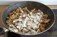 Фото приготовления рецепта: Куриные отбивные, запечённые с грибами, картофелем и сыром - шаг №9